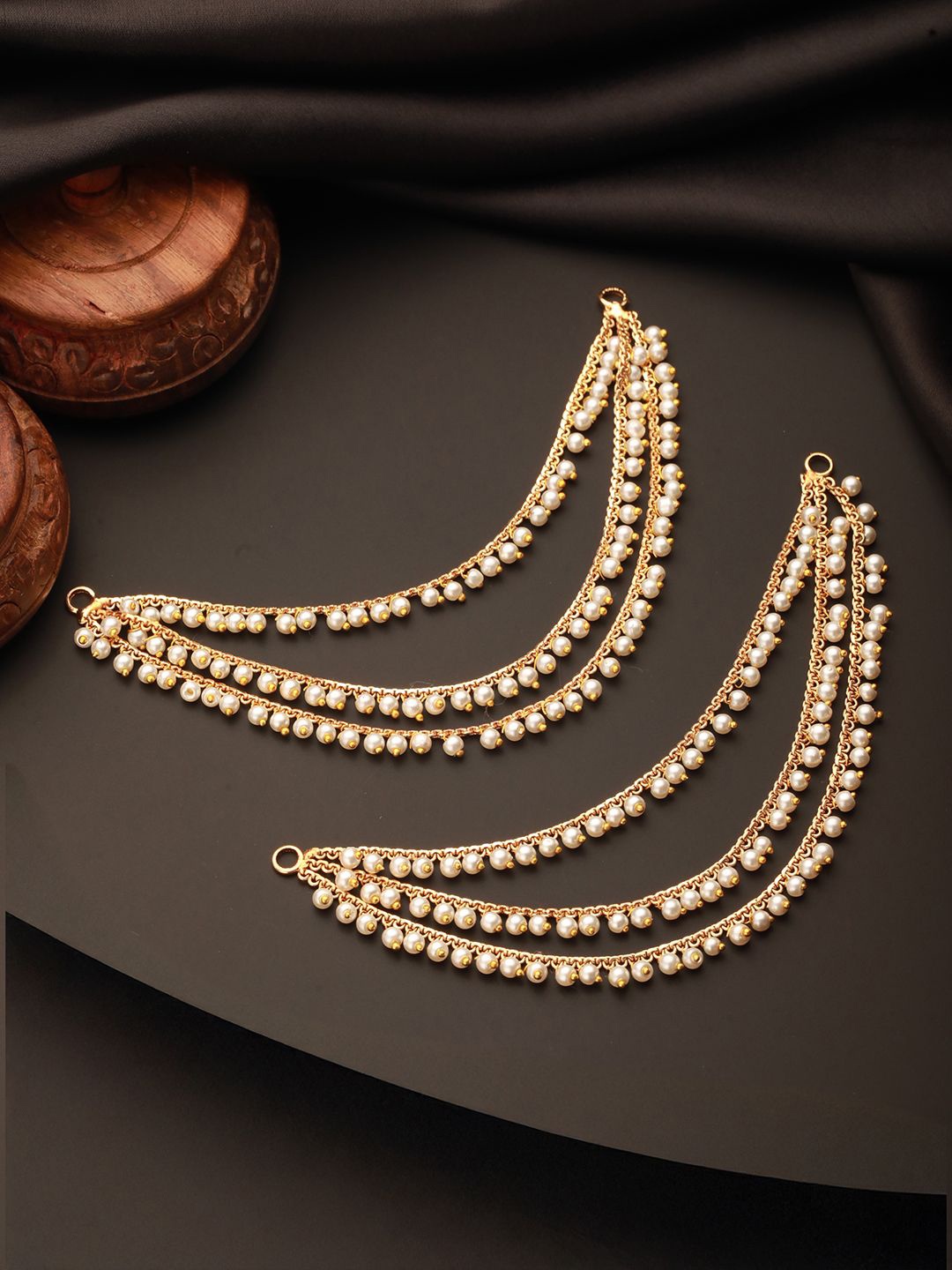 

Saraf RS Jewellery Gold-Plated Pearls Beaded Contemporary Shaped Ear Cuff Earrings