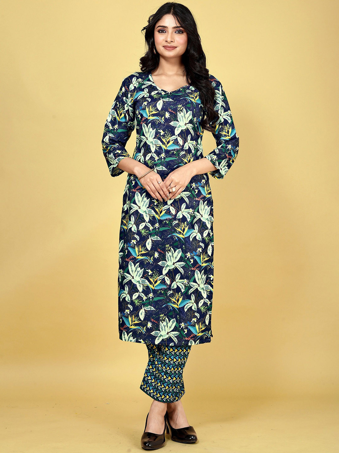 

BANJANAN Floral Printed V-Neck Staright Kurta With Trouser, Navy blue