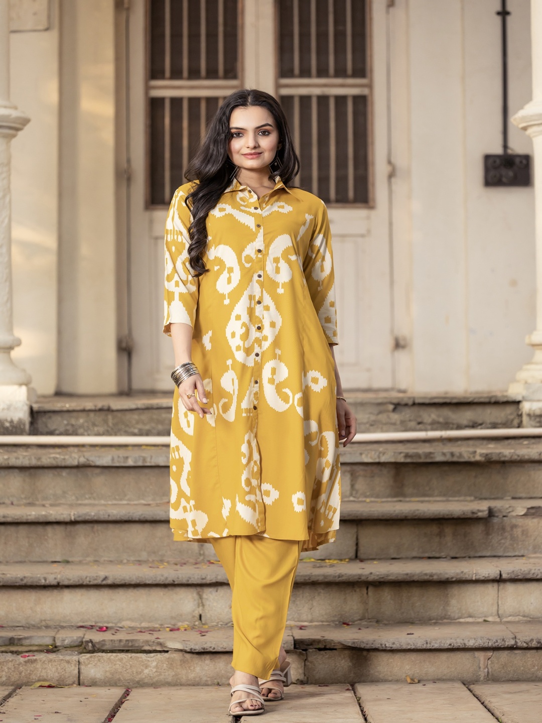 

MITTOO Paisley Printed Shirt Collar A-Line Kurta With Trouser, Yellow