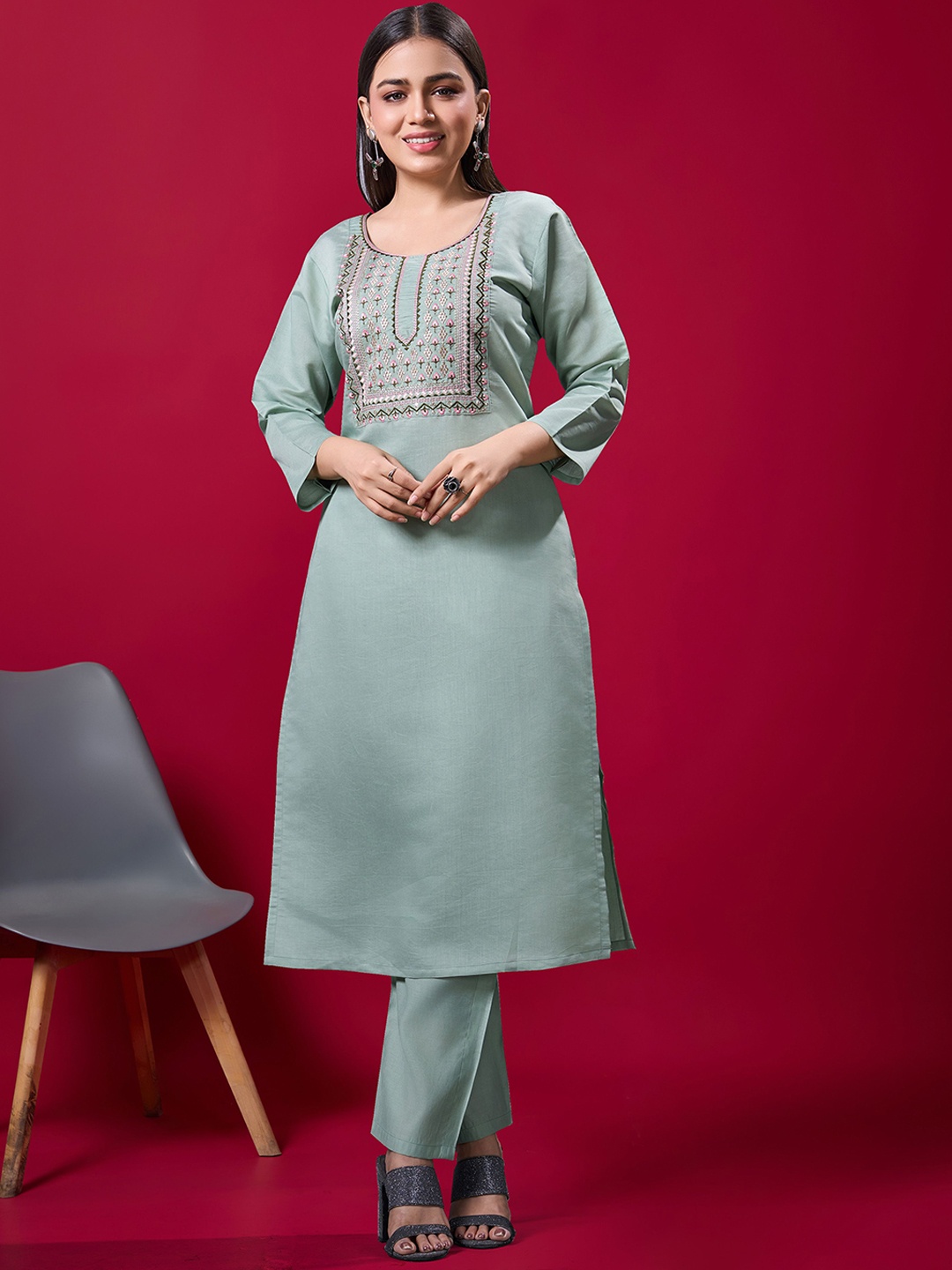 

BANJANAN Floral Embroidered Thread Work Straight Kurta With Trouser, Green