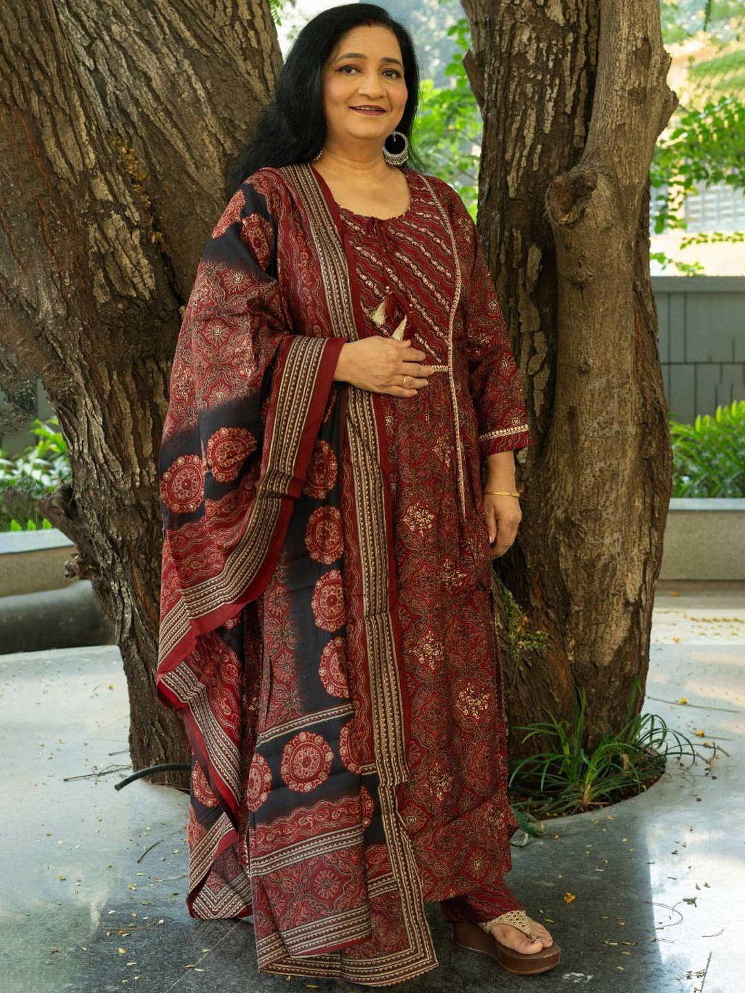 

Atha Fashion Women Ethnic Motifs Printed Panelled Sequinned Silk Crepe Kurta with Trousers & With Dupatta, Maroon