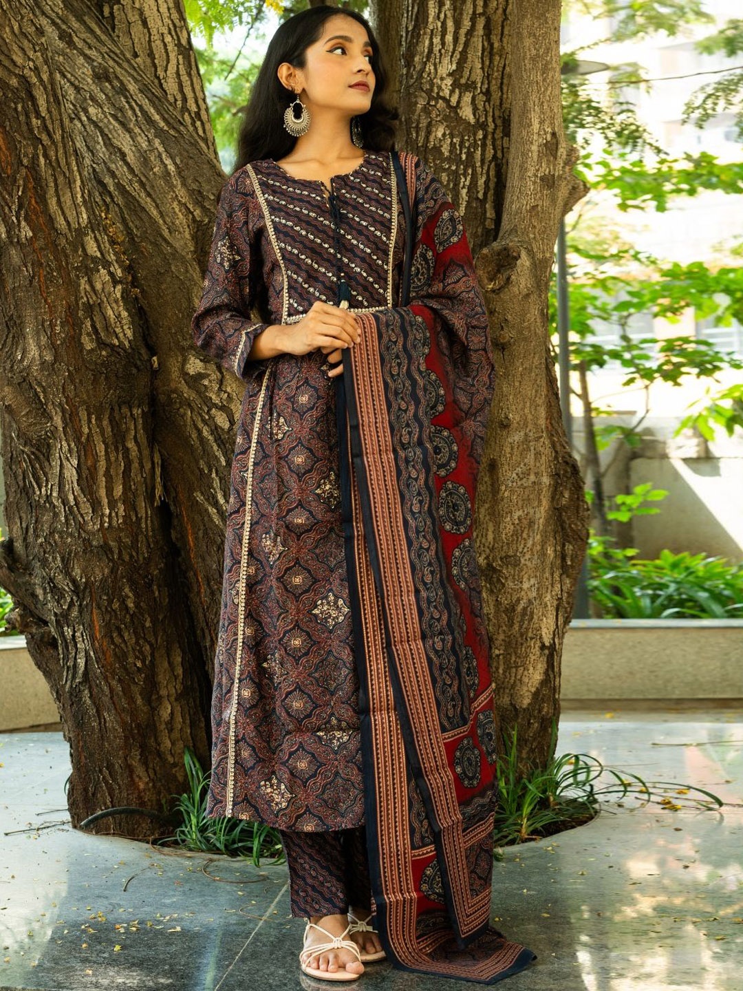 

Atha Fashion Women Ethnic Motifs Printed Panelled Thread Work Silk Crepe Kurta with Trousers & With Dupatta, Navy blue