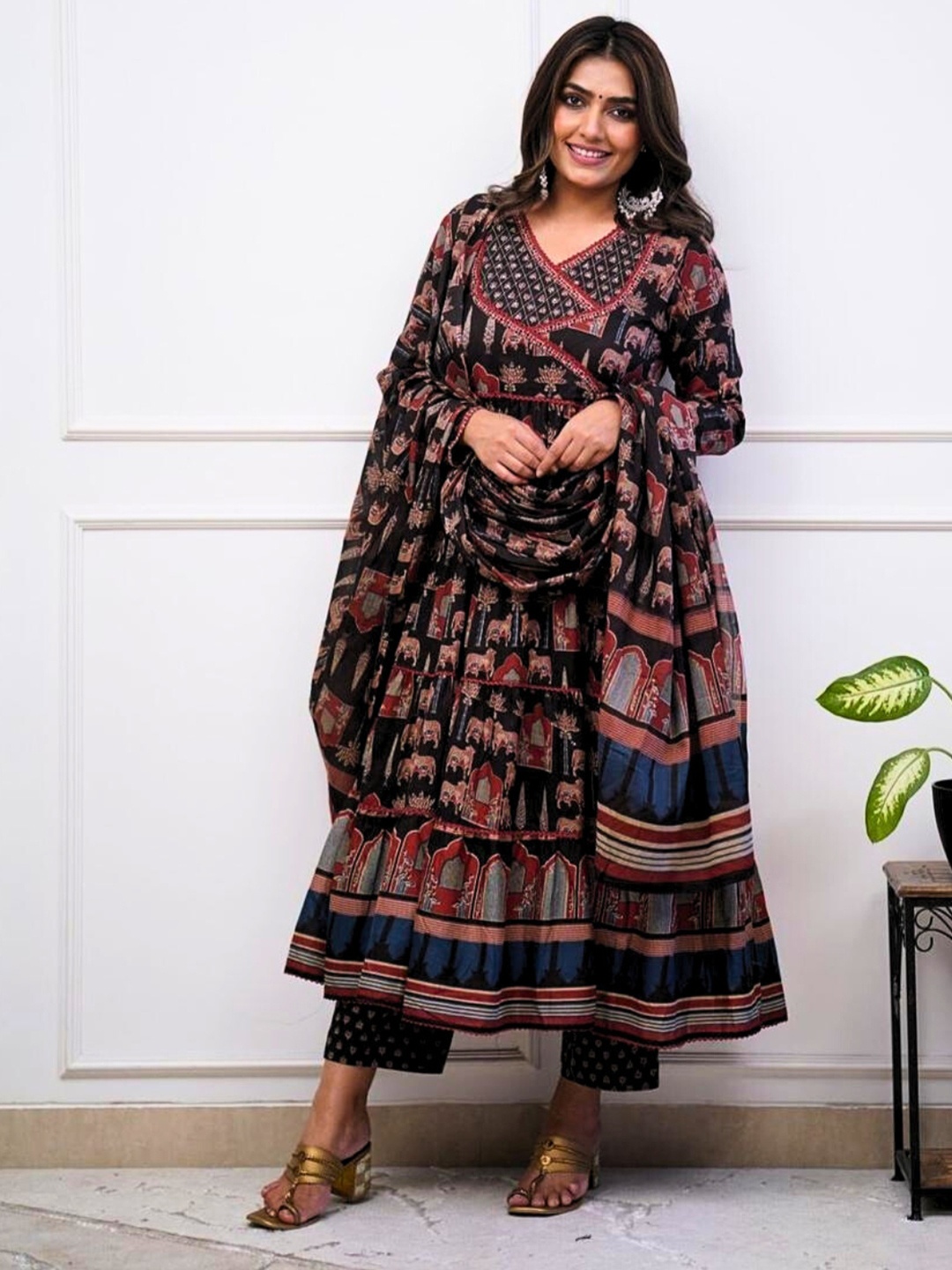 

Atha Fashion Women Floral Printed Panelled Sequinned Pure Cotton Kurta with Trousers & With Dupatta, Black