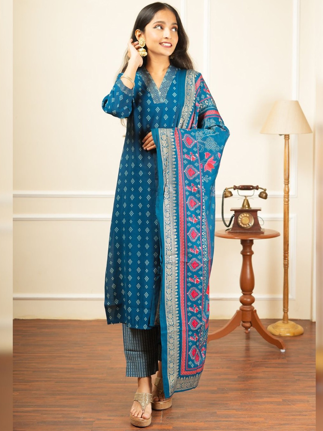 

Atha Fashion Women Bandhani Printed Regular Sequinned Kurta with Trousers & With Dupatta, Blue