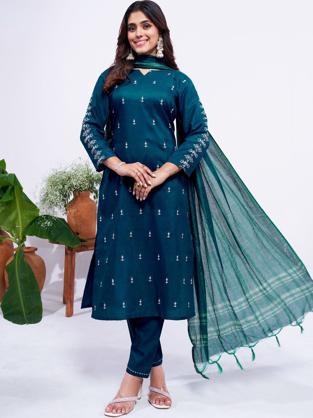 

ARADHNA Women Ethnic Motifs Embroidered Regular Kurta with Trousers & With Dupatta, Blue