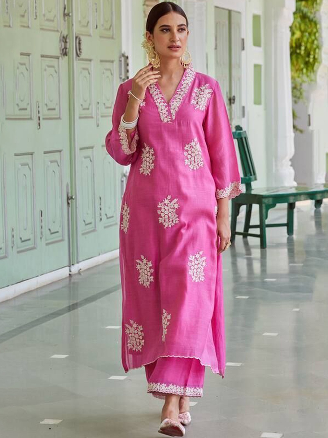 

GIRIWARIYA Floral Embroidered Chanderi Cotton V-Neck Straight Cotton Kurta with Palazzos, Pink