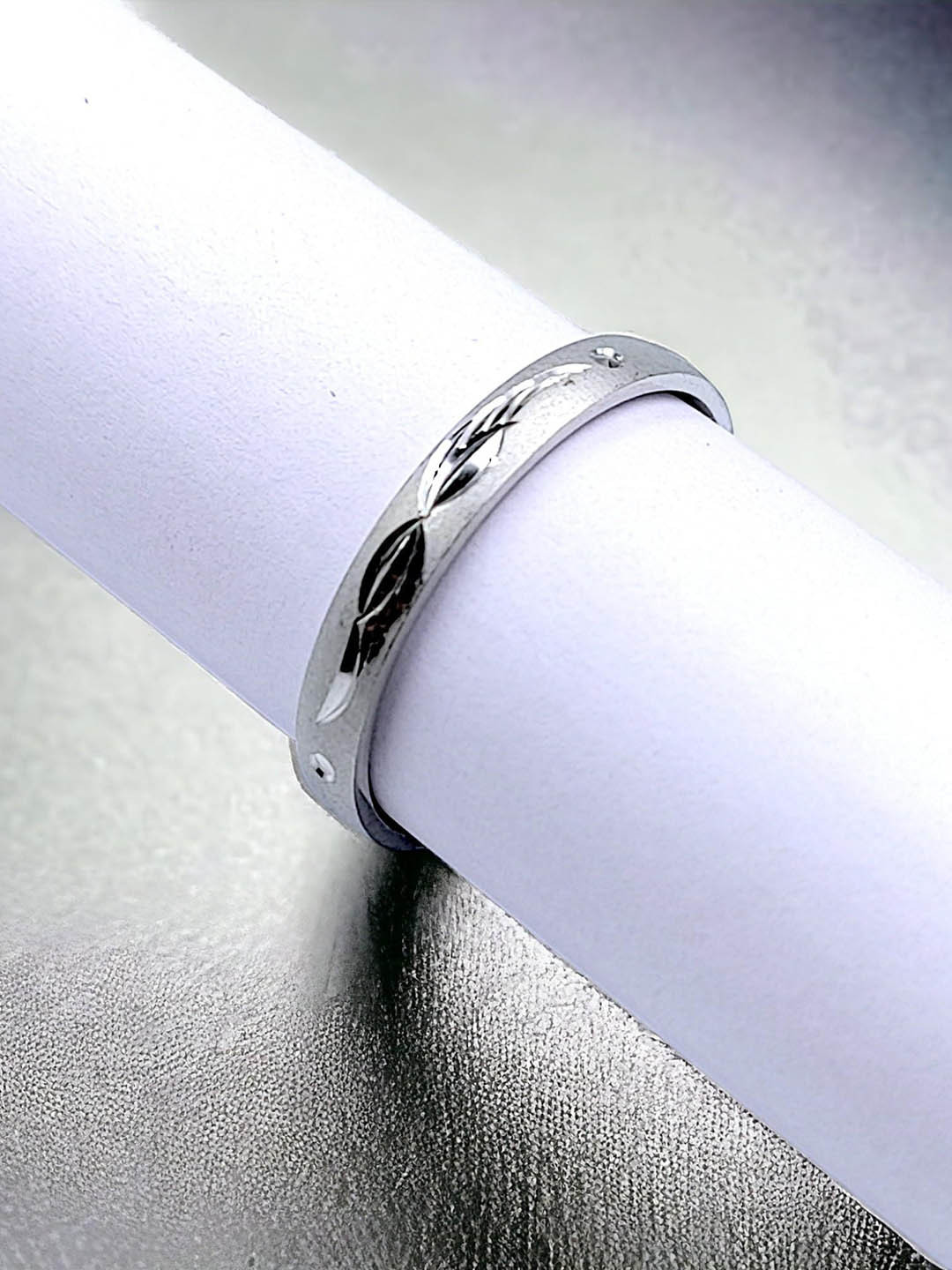 

AMONROO 925 Sterling Silver Rhodium-Plated Petal Design Band Finger Ring