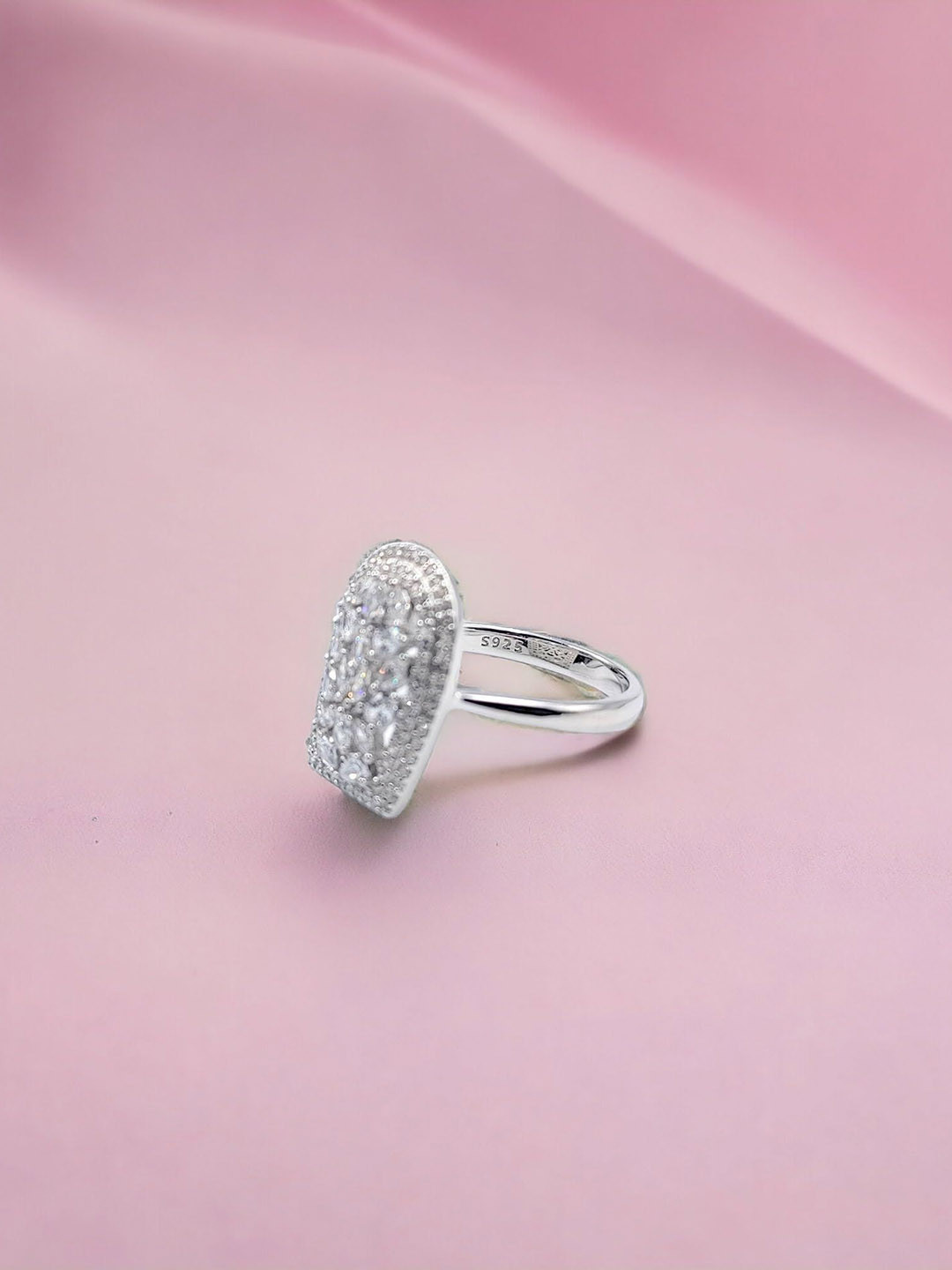 

AMONROO 925 Sterling Silver Rhodium-Plated CZ-Stone-Studded Half Oval Shape Finger Ring