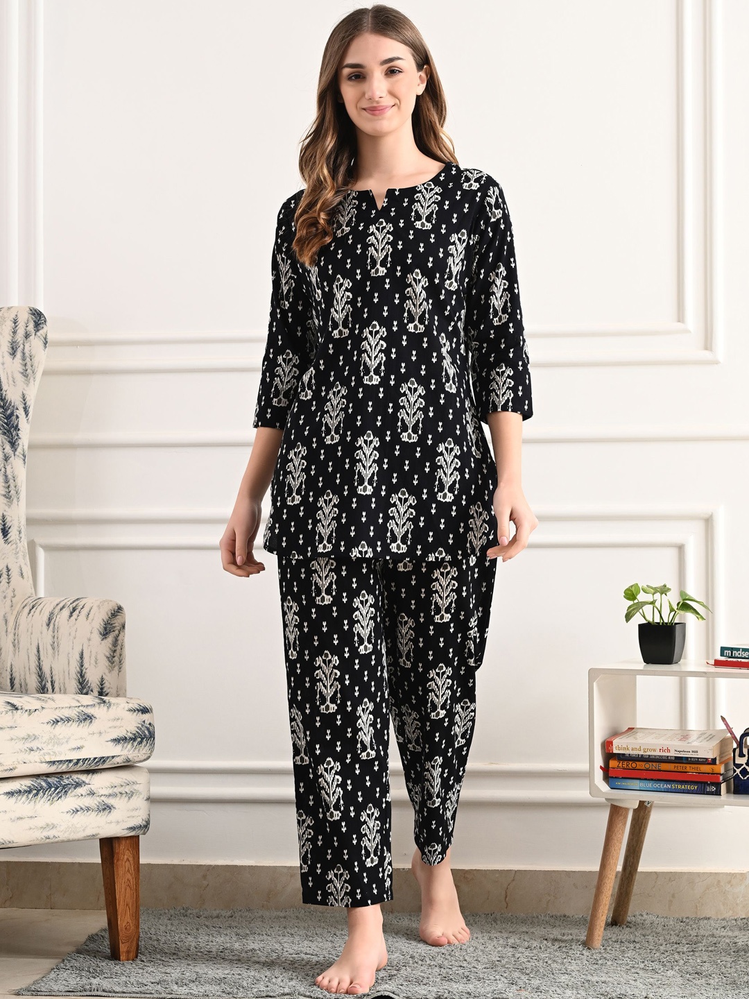 

TREND ME Women Printed Pure Cotton Night suit, Black