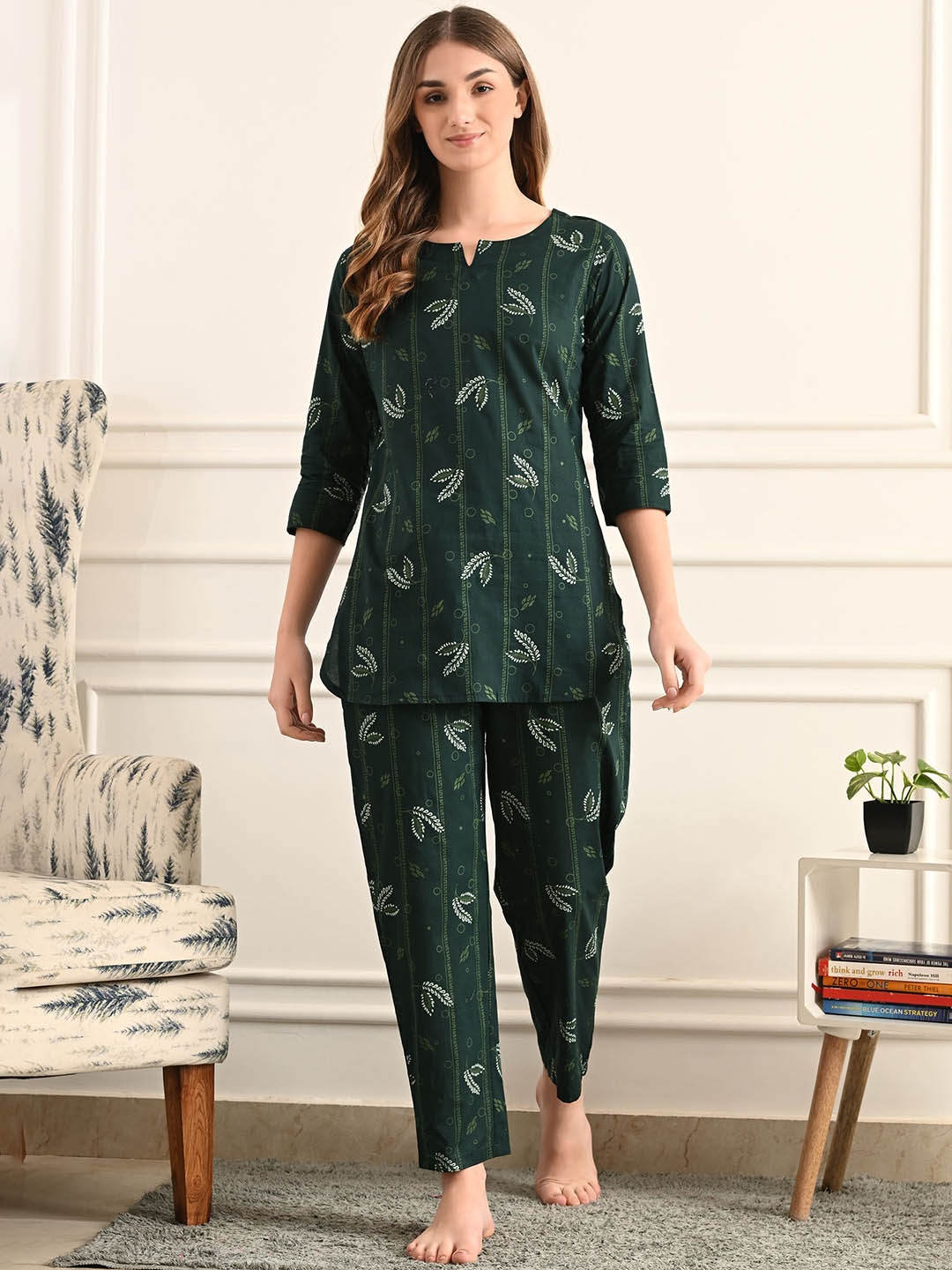 

TREND ME Women Floral Printed Pure Cotton Night suit, Black