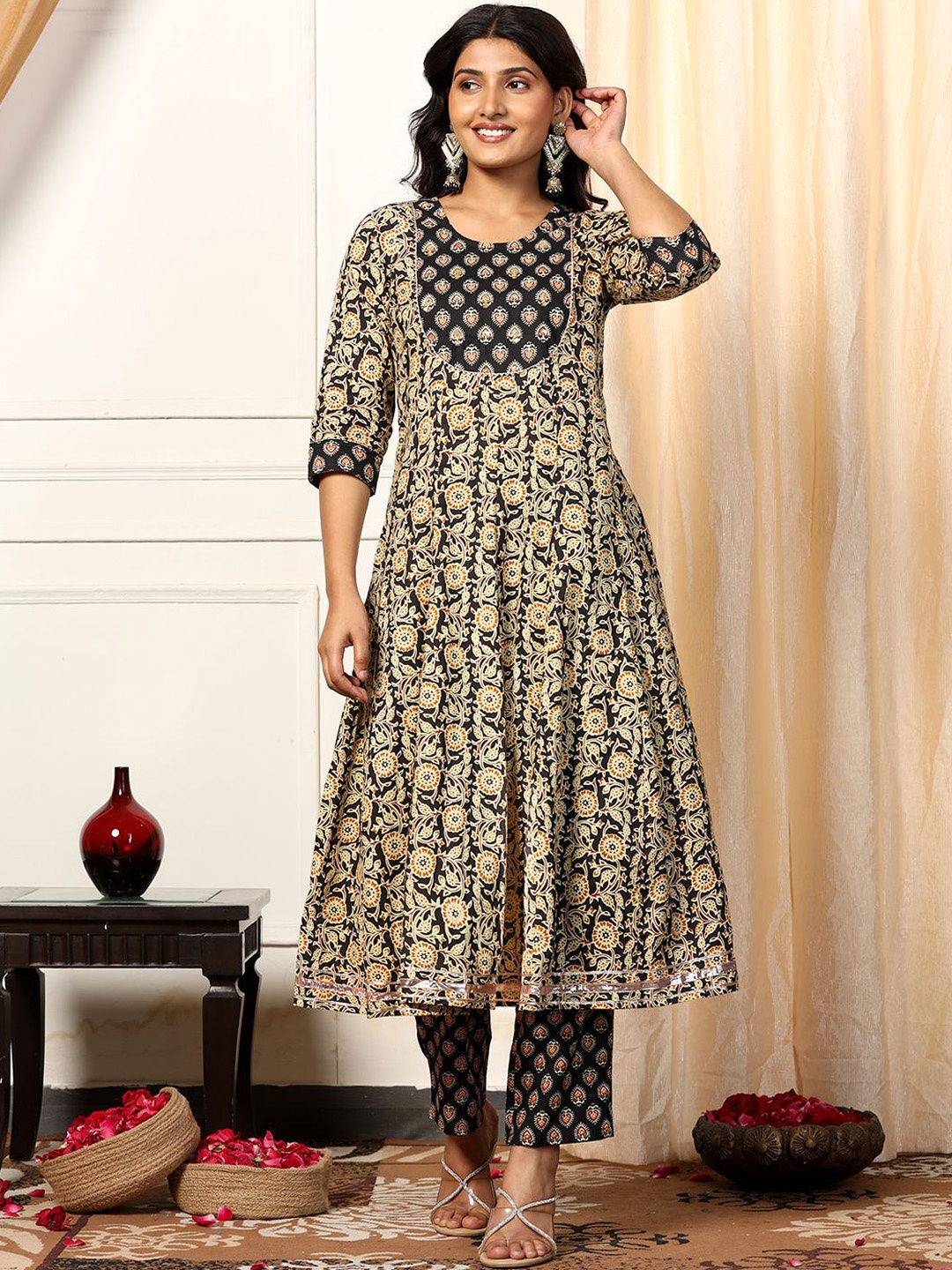 

FASHION DREAM Floral Printed Round Neck Anarkali Kurta With Trouser, Black