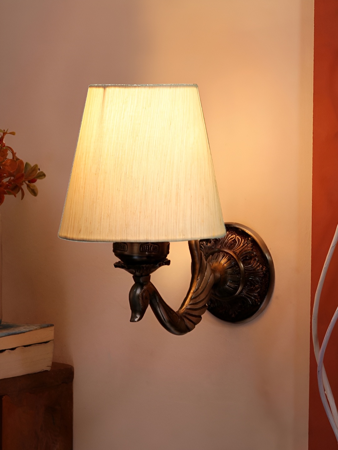 

Aura Off White & Gold Toned Metal Frustum Shaped Wall Lamp