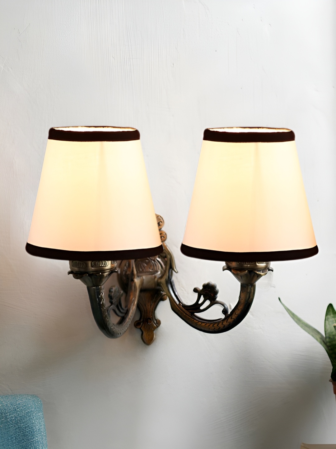 

Aura White Metal Traditional Cylinder Shaped Wall Lamp