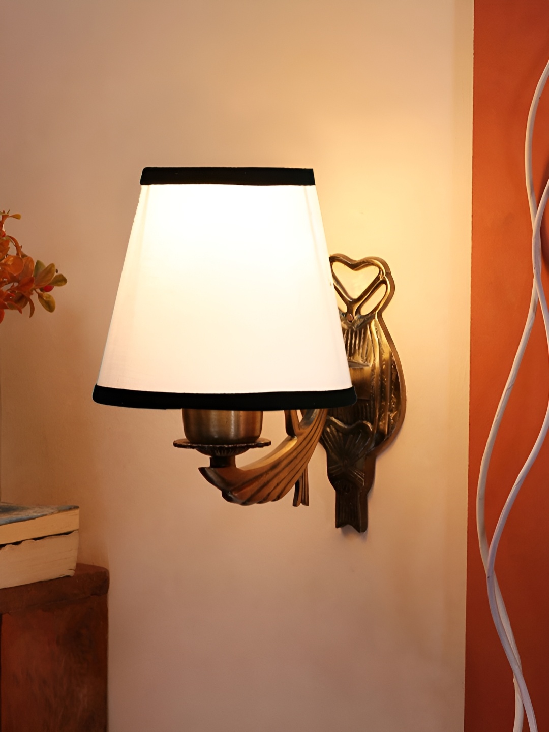 

Aura White Metal Traditional Cylinder Shaped Wall Lamp