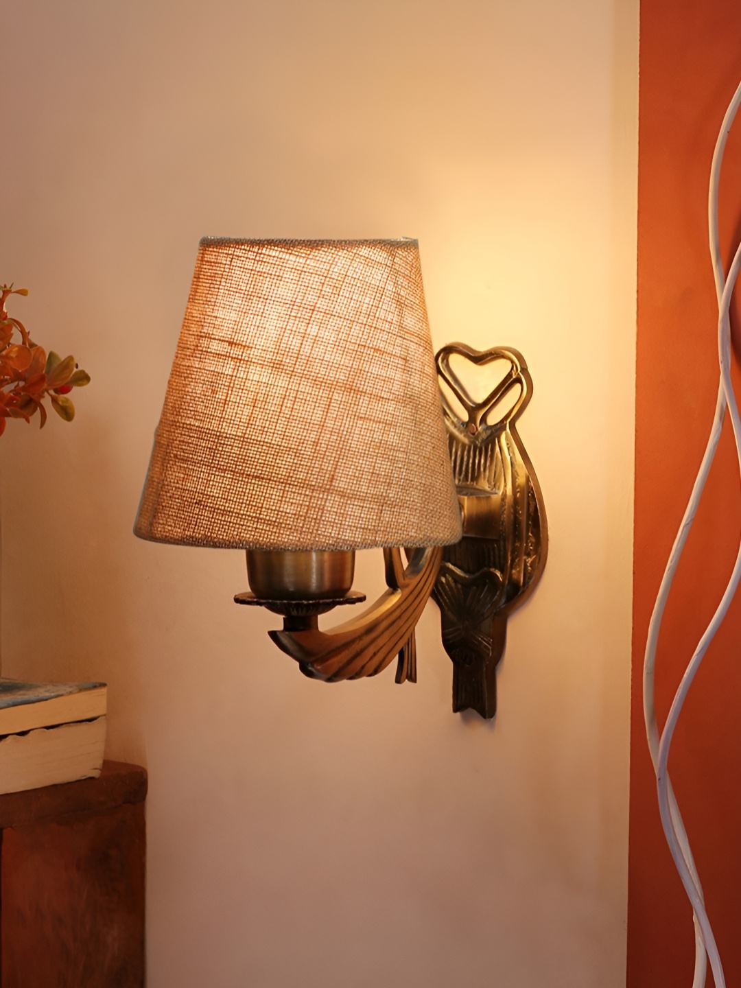 

Aura Beige & Black Metal Traditional Abstract Shaped Shaped Wall Lamp