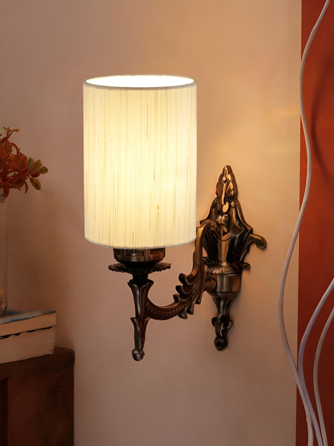 

Aura Off White & Black Metal Traditional Abstract Shaped Shaped Wall Lamp