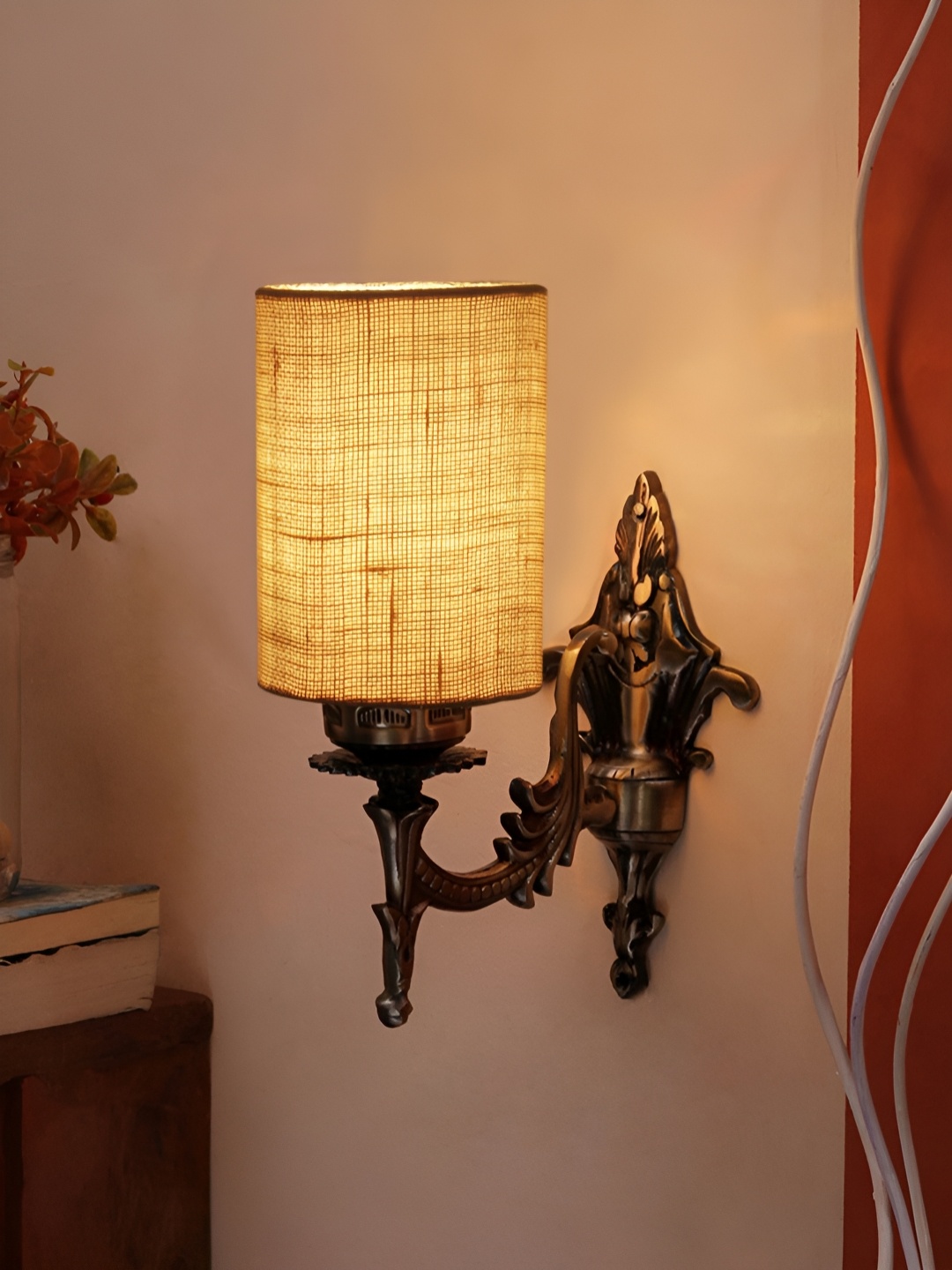 

Aura White & Black Textured Metal Traditional Abstract Shaped Shaped Wall Lamp