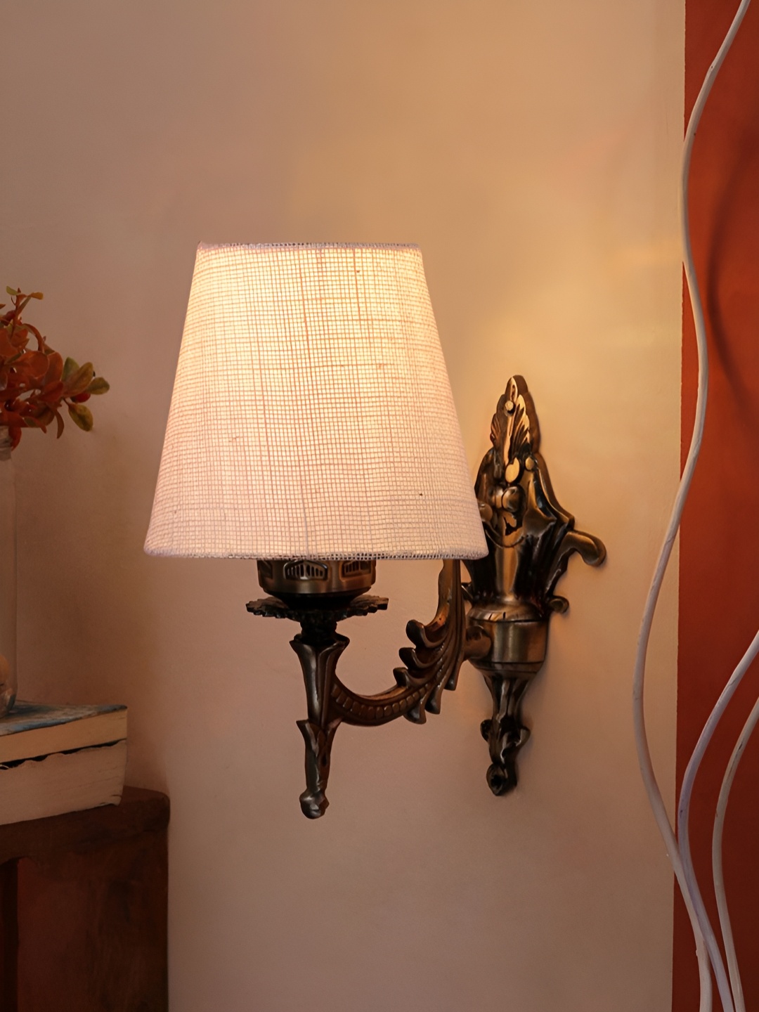 

Aura White & Brown Textured Metal Traditional Abstract Shaped Shaped Wall Lamp
