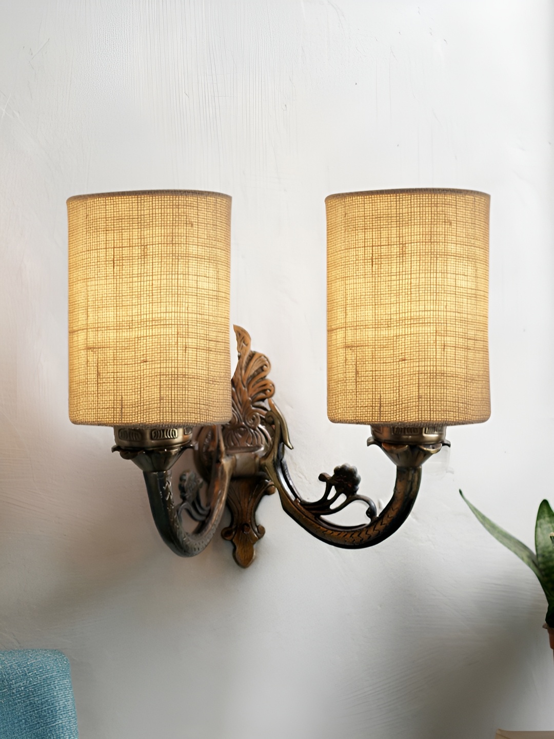 

Aura White Metal Traditional Cylinder Shaped Wall Lamp