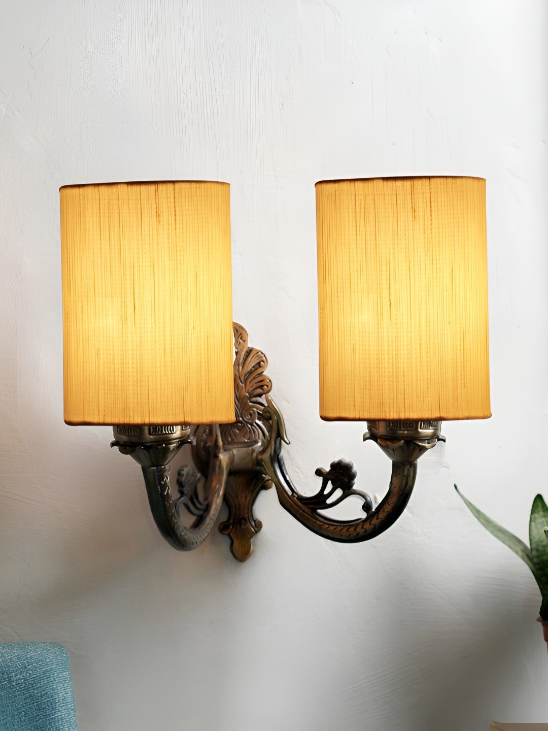 

Aura Off White & Gold Toned Metal Cylinder Shaped Wall Lamp