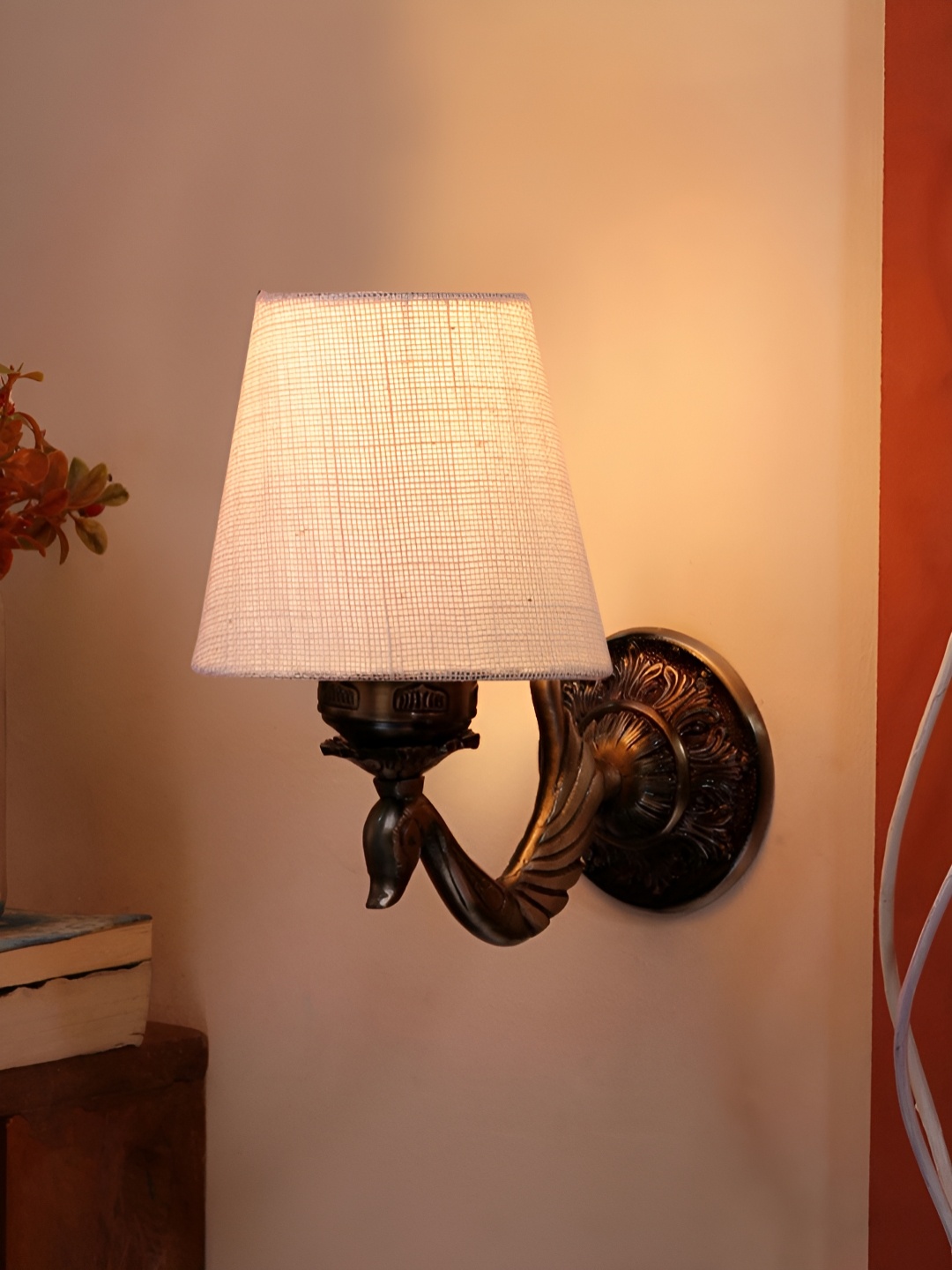

Aura White & Black Metal Traditional Abstract Shaped Shaped Wall Lamp