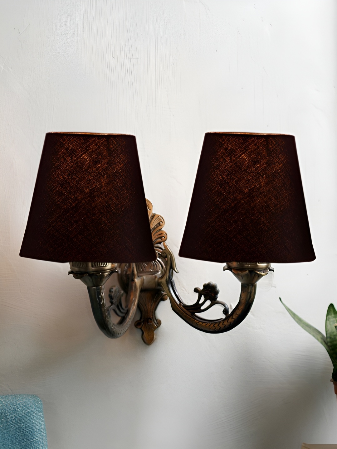 

Aura Black & Gold-Toned Metal Abstract Shaped Wall Lamp