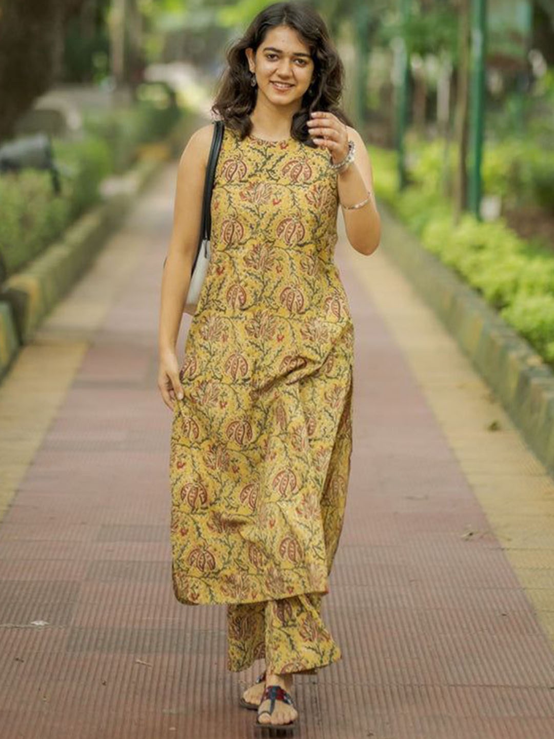 

GoSriKi Floral Printed Straight Kurta with Trousers, Yellow