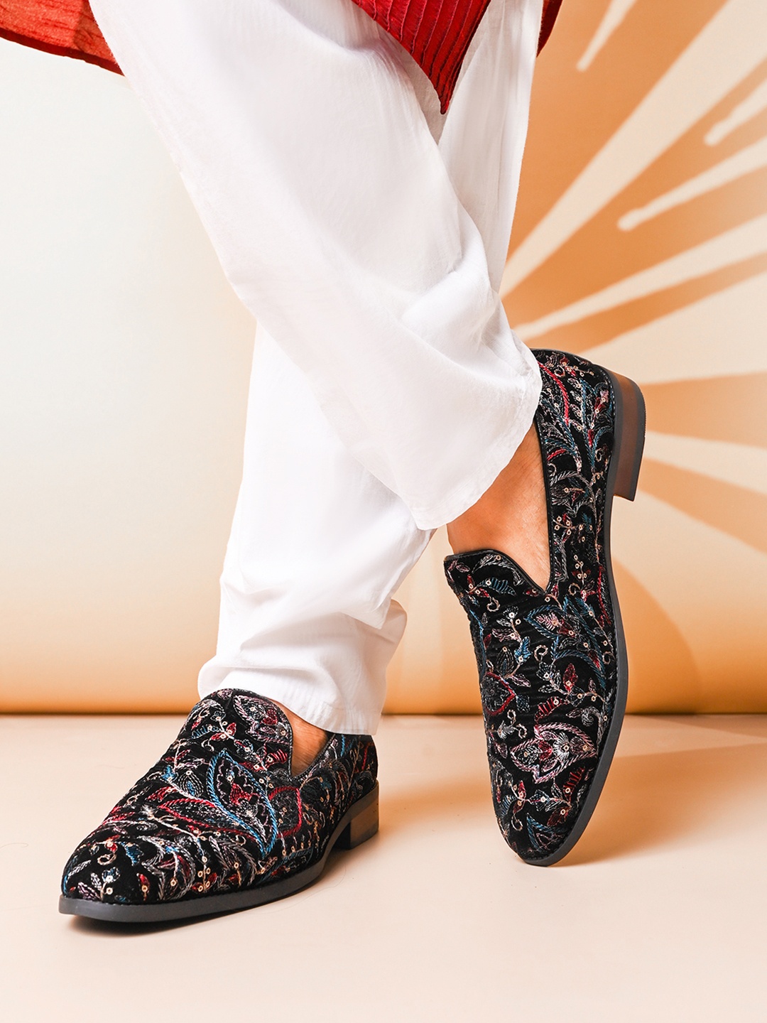 

House of Pataudi Men Embroidered Lightweight Slip On Mojaris, Black