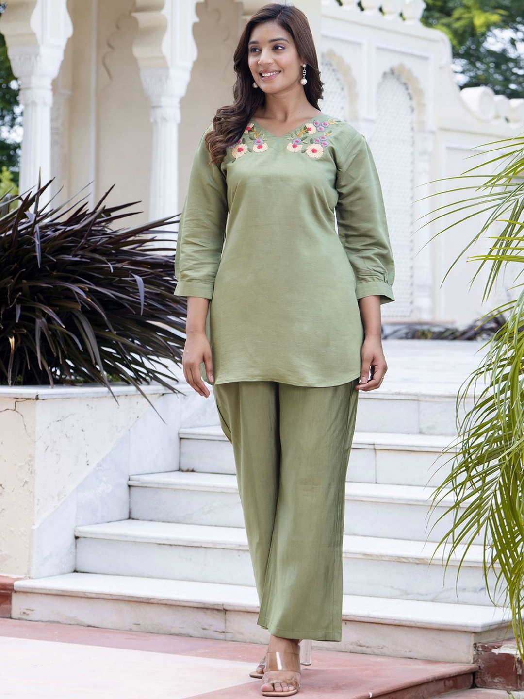 

VredeVogel Floral Embroidered V-Neck Long Sleeves Tunic With Trousers, Green