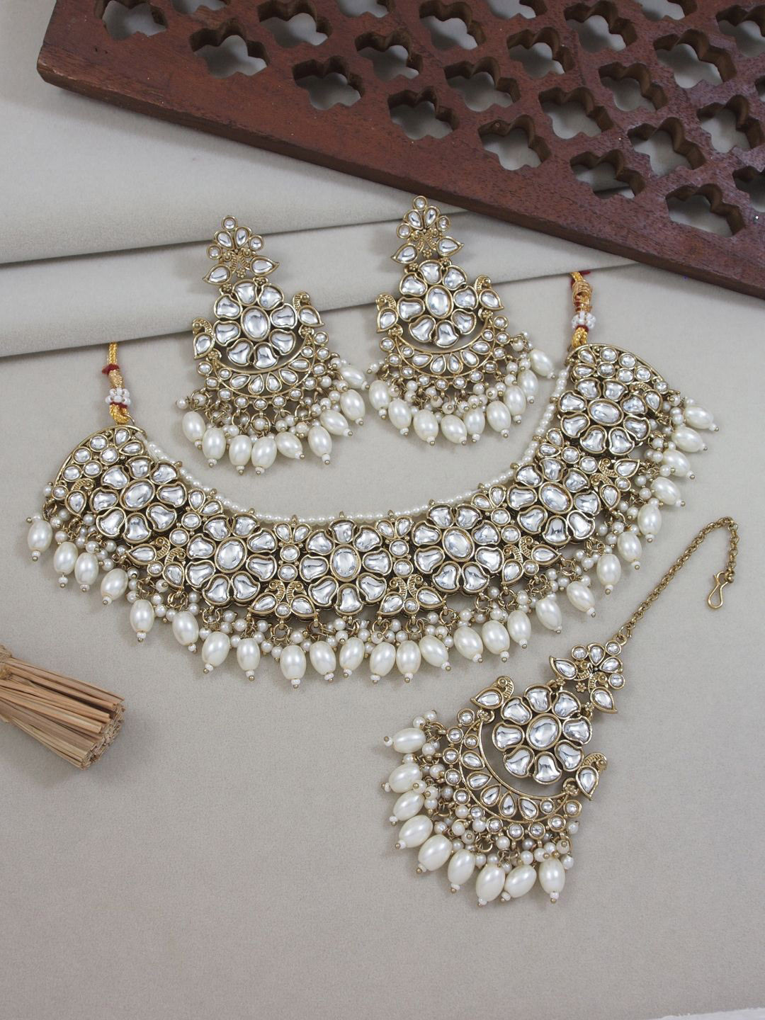 

I Jewels Gold-Plated Kundan Studded & Pearls Beaded Choker Jewellery Set