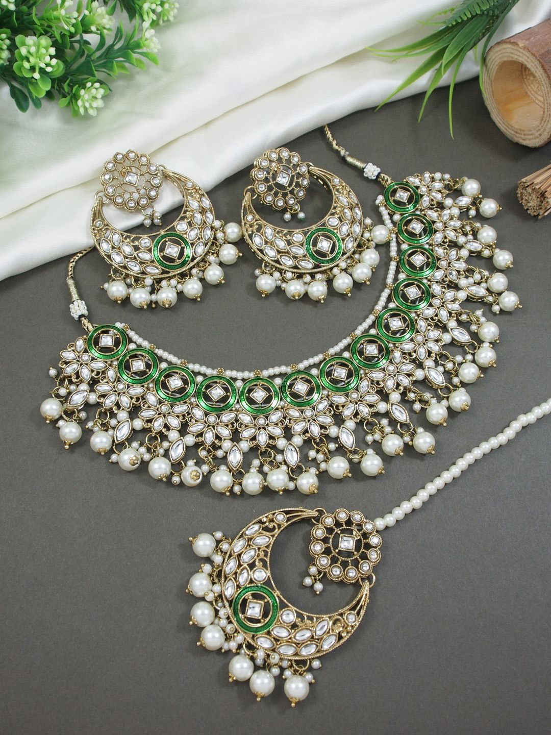 

I Jewels Gold-Plated Kundan Studded & Pearls Beaded Bridal Jewellery Set