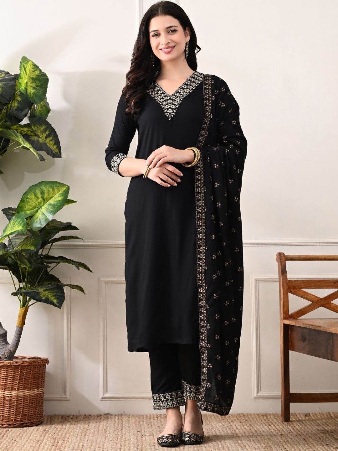 

Bunai Dhaga Floral Embroidered V-Neck Straight Kurta With Trouser & Dupatta, Black