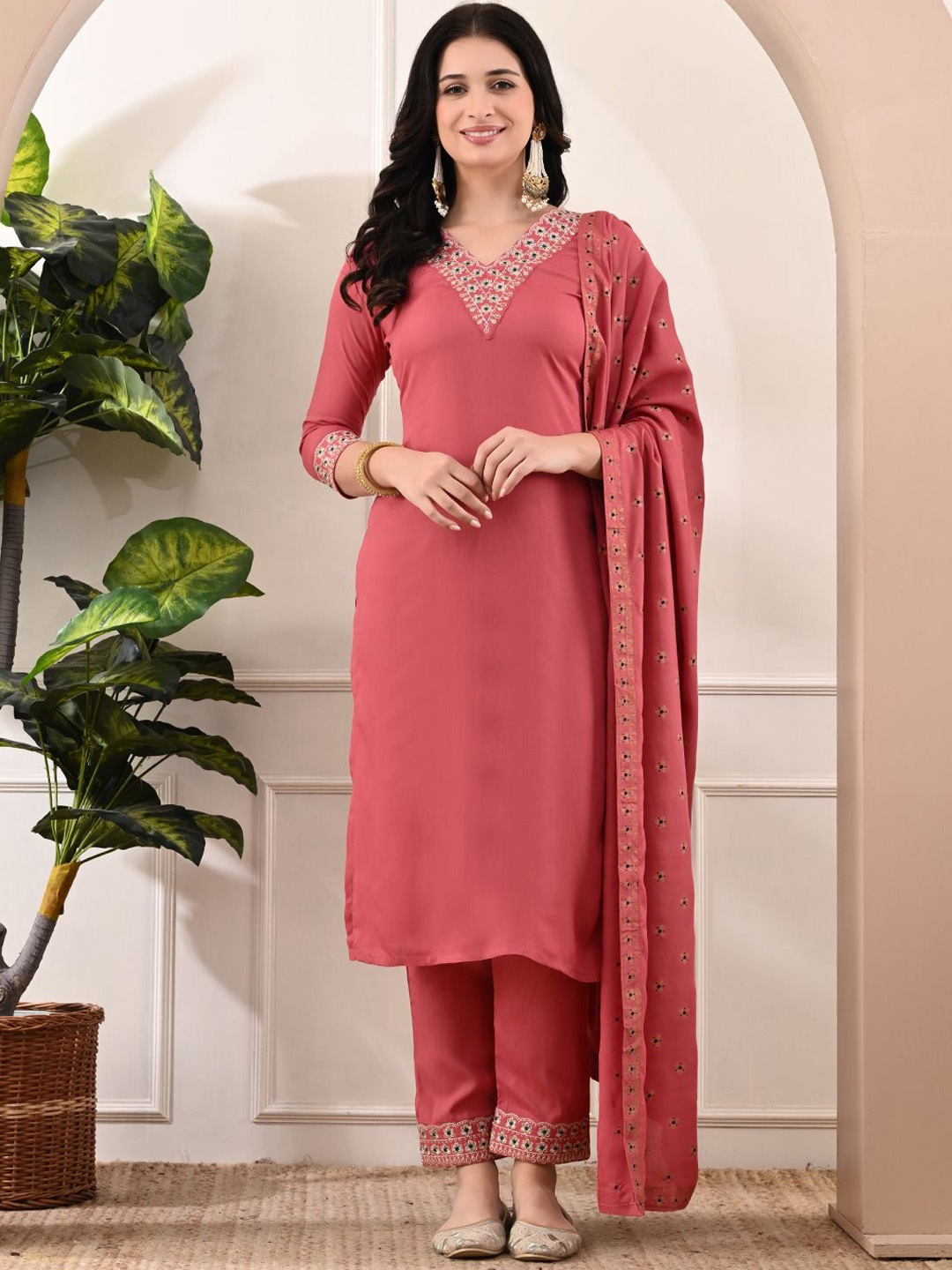 

Bunai Dhaga Floral Embroidered V-Neck Straight Kurta With Trouser & Dupatta, Pink