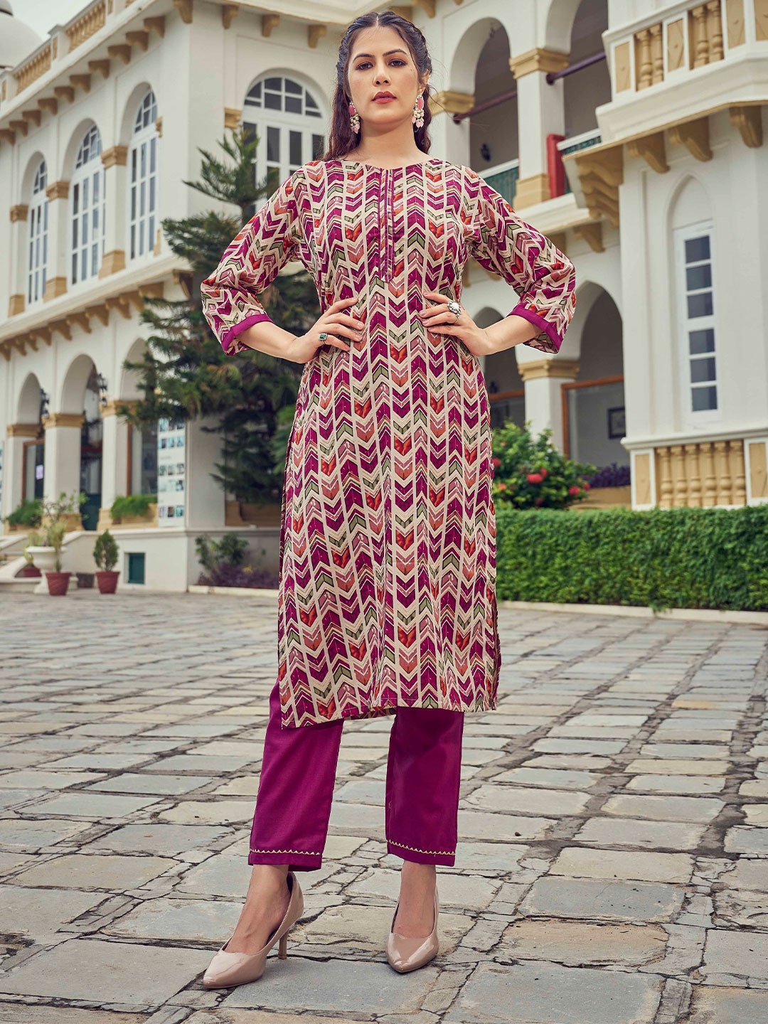 

TRAHIMAM Geometric Printed Round Neck Straight Kurta With Trouser, Beige