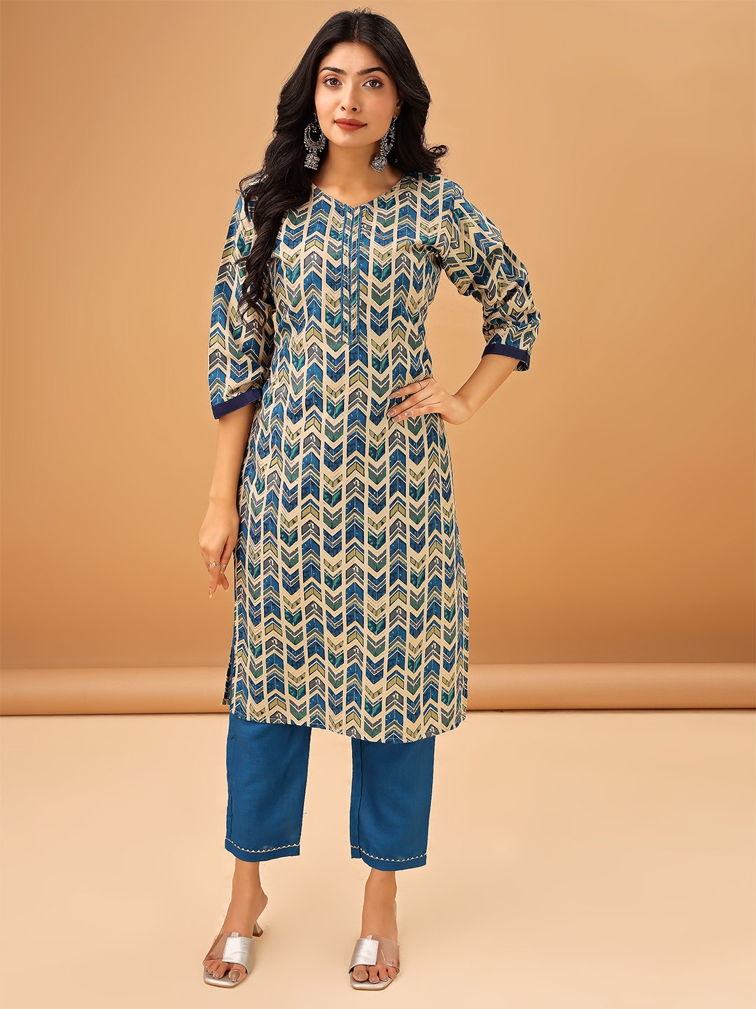 

TRAHIMAM Geometric Printed V-Neck Straight Kurta With Trousers, Blue