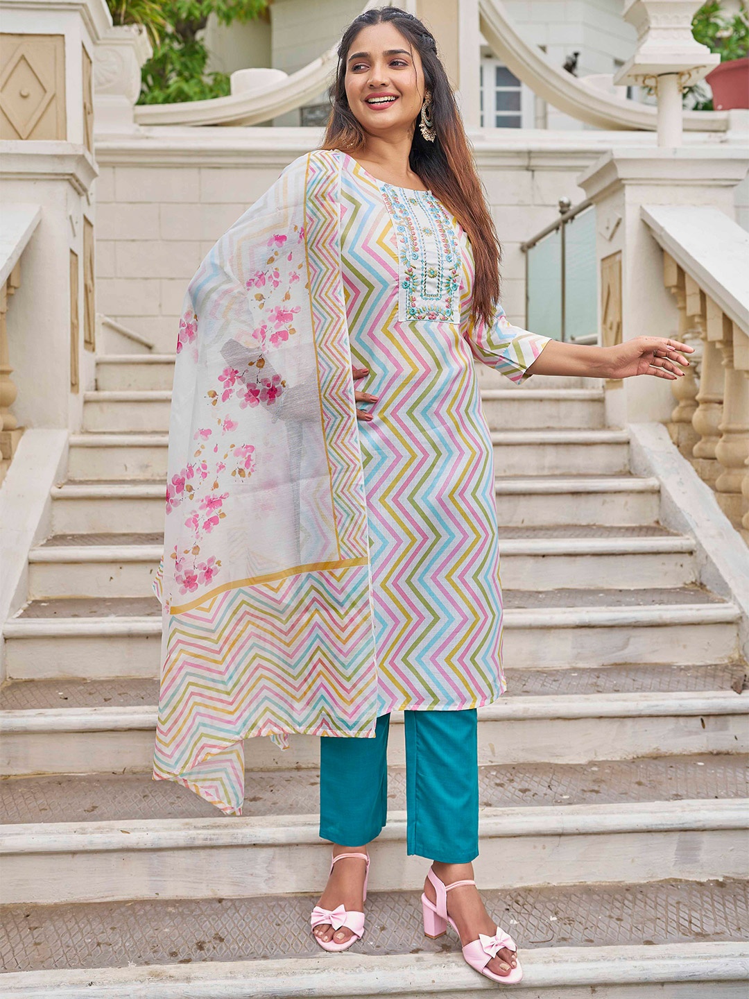 

TRAHIMAM Chevron Thread Work Straight Kurta With Trousers And Dupatta, White