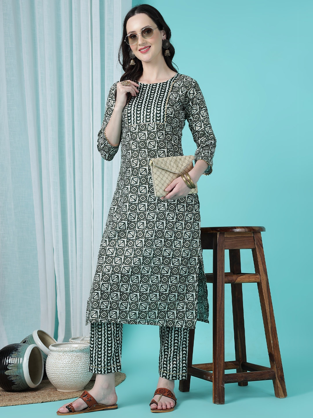 

TRAHIMAM Women Geometric Printed Round Neck Straight Kurta With Trouser, Green