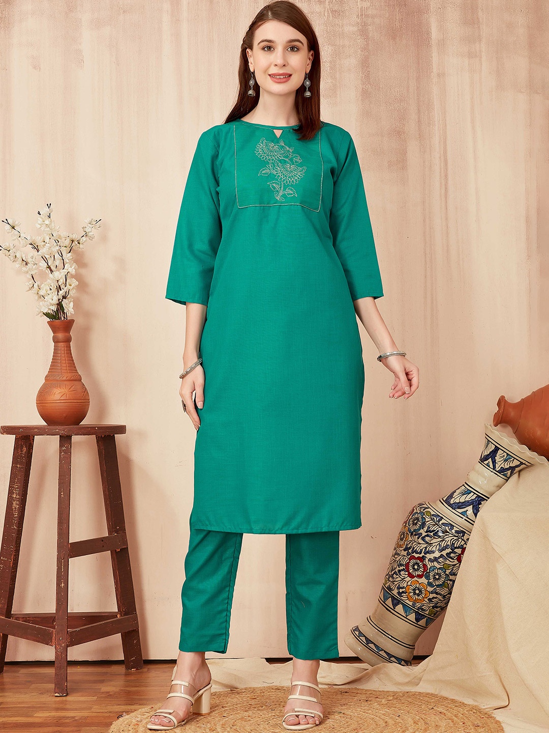 

TRAHIMAM Keyhole Neck Thread Work Straight Kurta With Trouser, Green