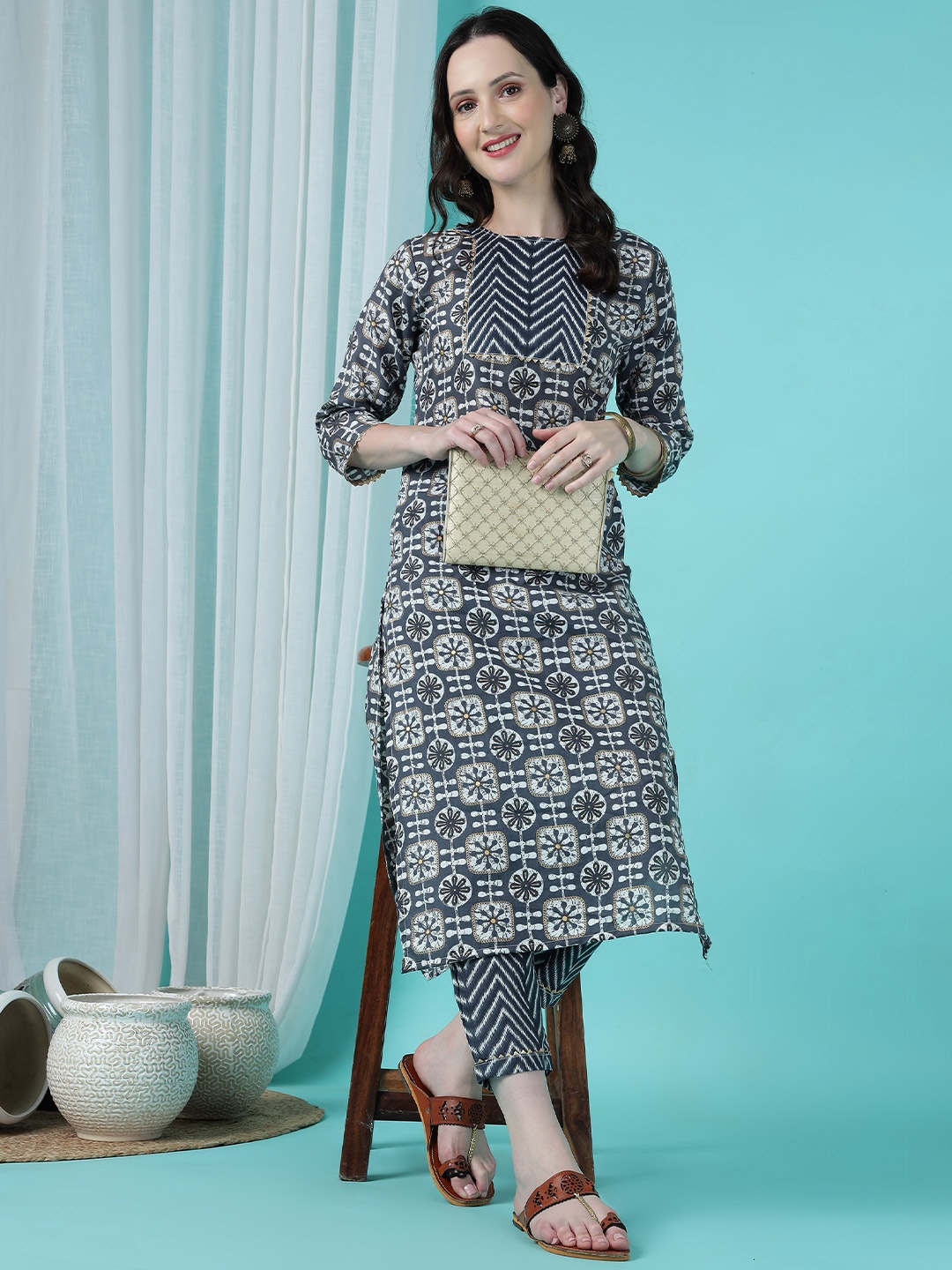 

TRAHIMAM Ethnic Motifs Printed Gotta Patti Straight Kurta With Trousers, Grey