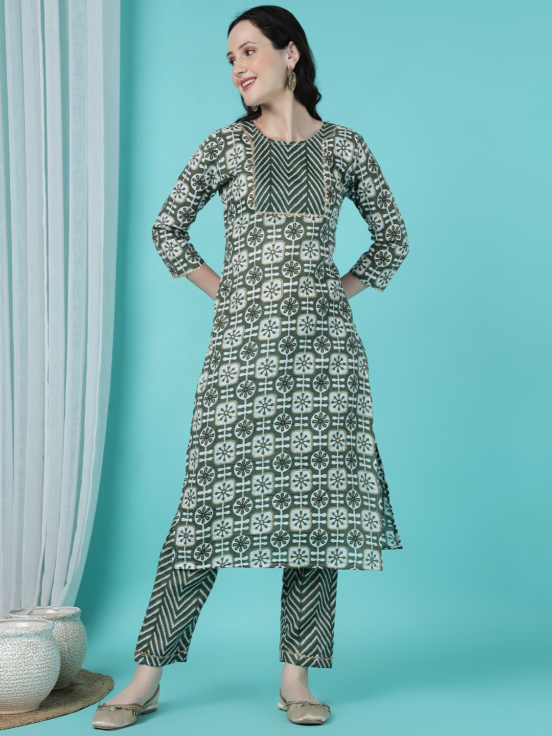 

TRAHIMAM Ethnic Motifs Printed Gotta Patti Straight Kurta With Trousers, Green