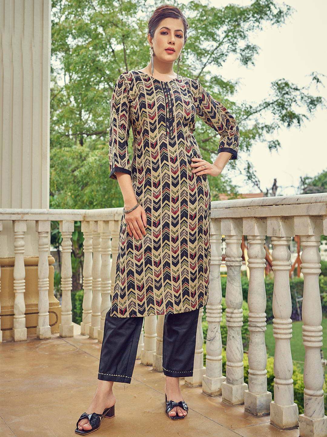

TRAHIMAM Geometric Printed V-Neck Straight Kurta With Trouser, Blue