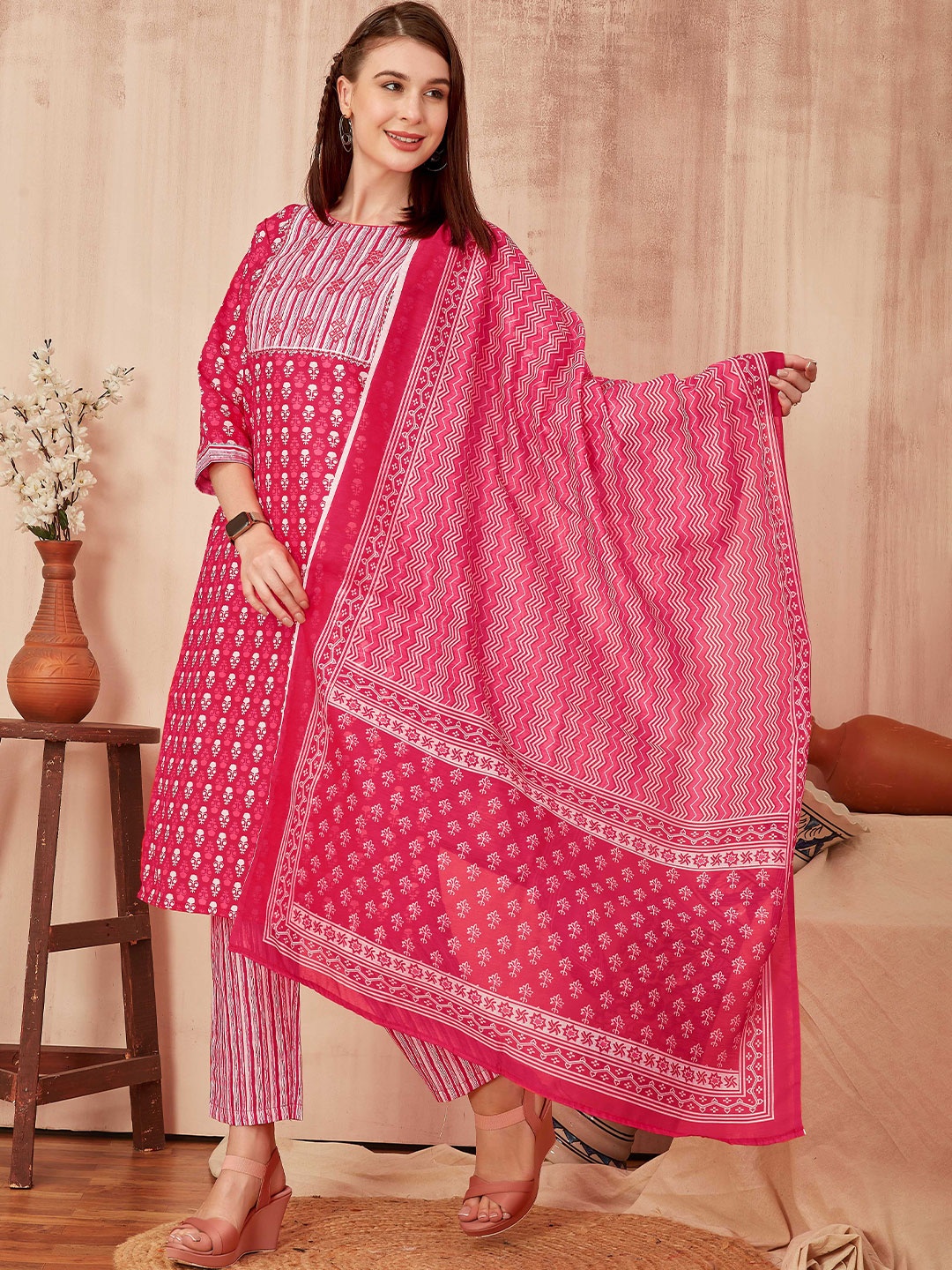 

TRAHIMAM Floral Printed Straight Kurta With Trousers And Dupatta, Pink