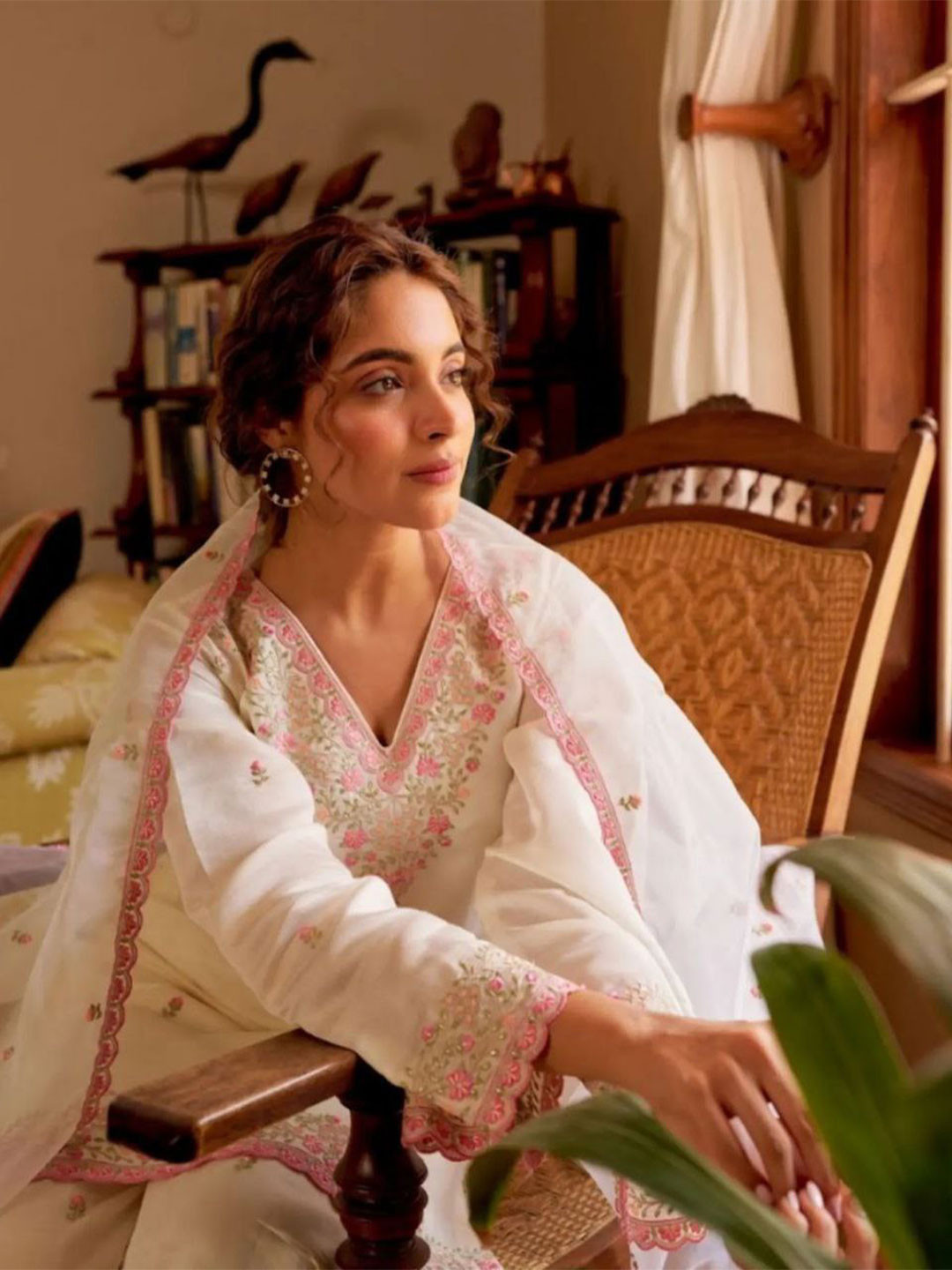 

TRAHIMAM Floral Embroidered Chanderi Silk V-Neck Kurta With Palazzos And Dupatta, White