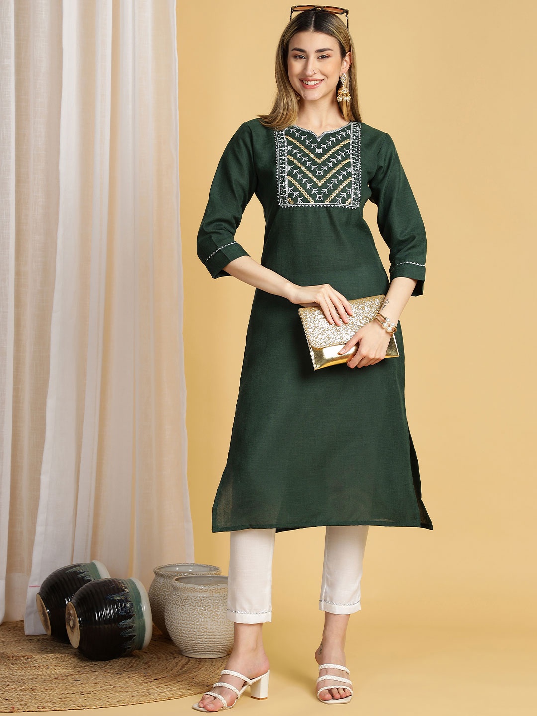 

TRAHIMAM Floral Embroidered Notch-Neck Straight Kurta With Trousers, Green