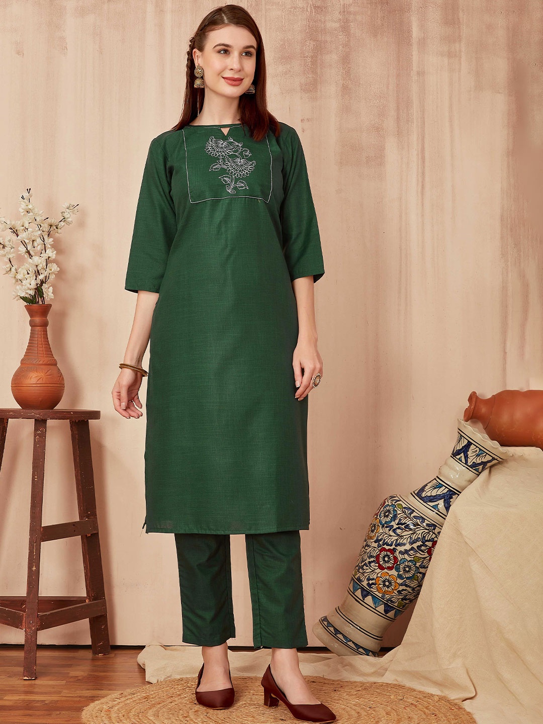 

TRAHIMAM Floral Thread Work Keyhole Straight Kurta With Trouser, Green