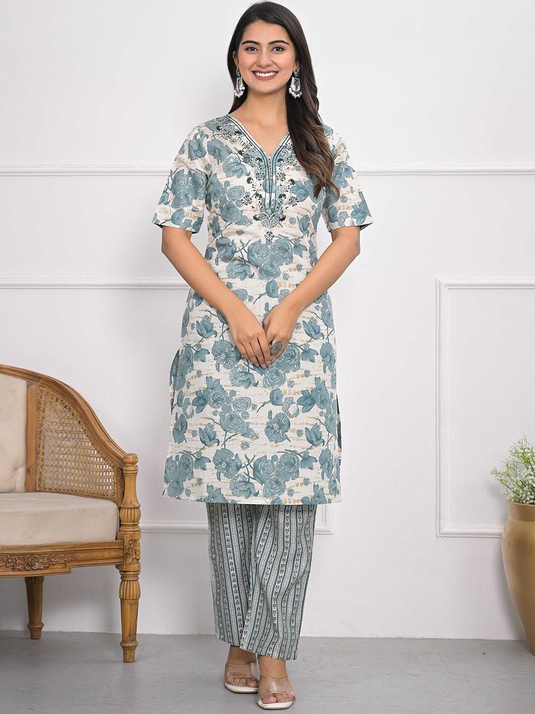 

Meena Bazaar Floral Printed Sequinnce embellished V Neck Straight Kurta With Trouser, Blue