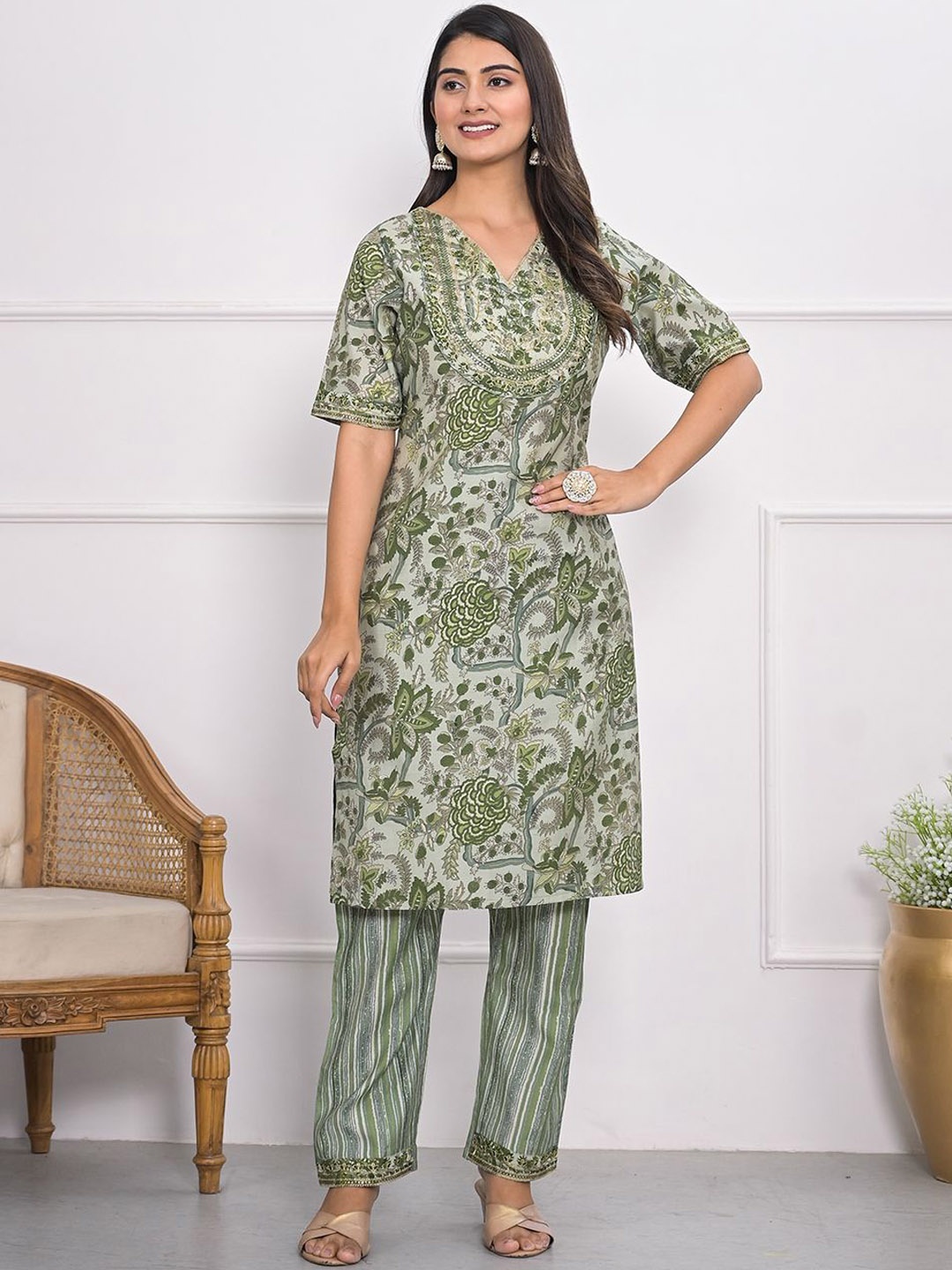 

Meena Bazaar Floral Printed Sequinnce embellished V Neck Straight Kurta With Trouser, Green