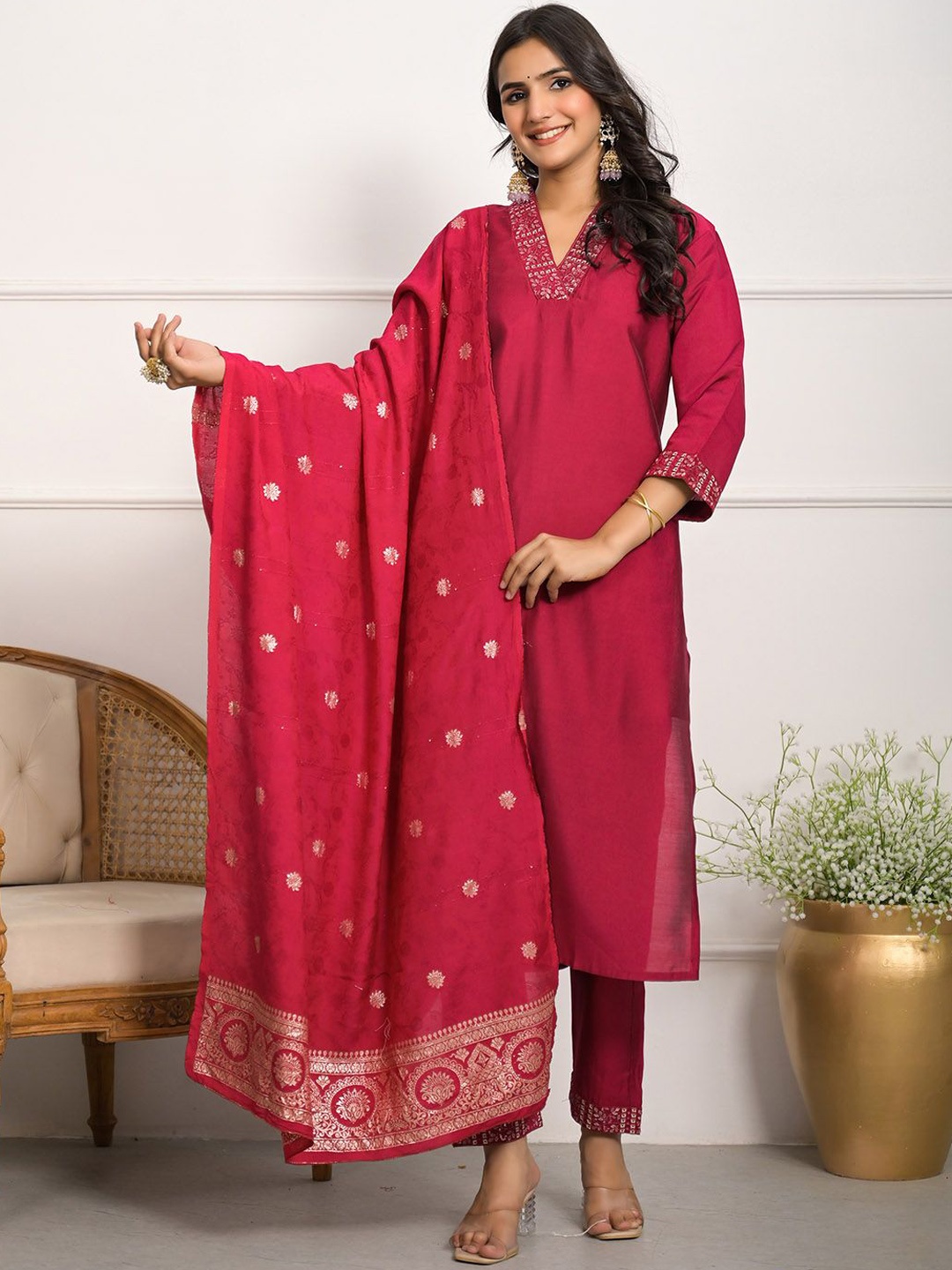 

Meena Bazaar Thread Work V-Neck Kurta With Trousers & Dupatta, Maroon