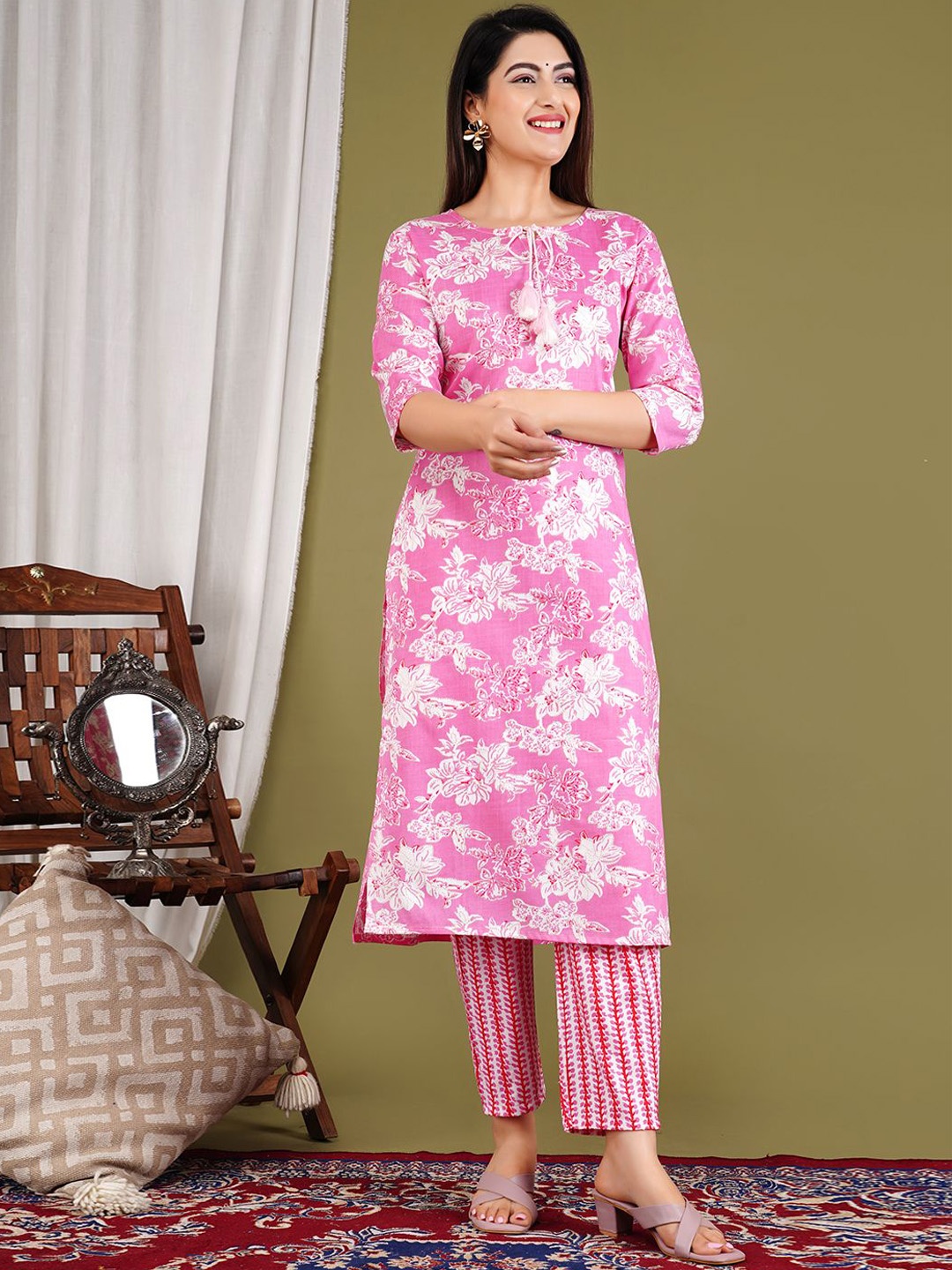 

Meena Bazaar Floral Printed Key Hole Neck Straight Kurta With Trousers, Pink