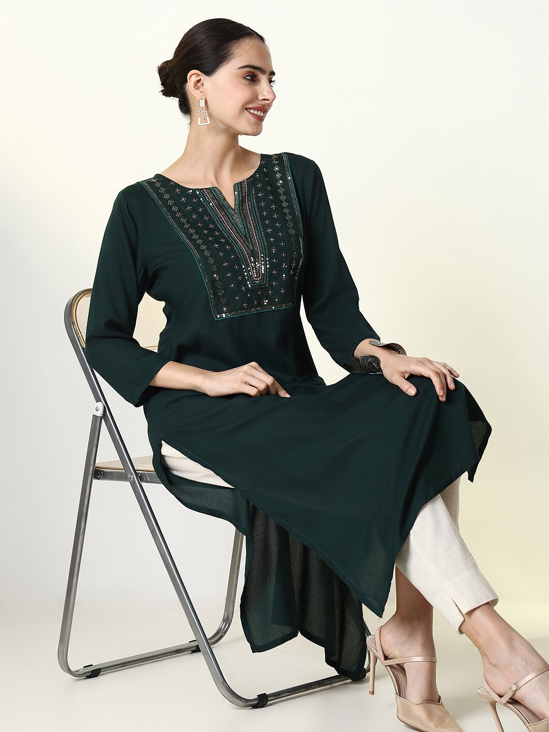 

SHOWOFF Sequinned Floral Embellished Notch-Neck Straight Kurta, Green